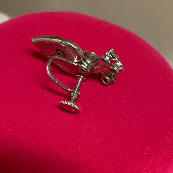 Vintage Bugbee & Niles Rhinestone Heart Earrings | 1960s Ice Crystal Screw Back - Picture 4 of 6